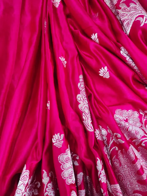 Magenta_Woven_Silver_Motif_Saree_for_Women