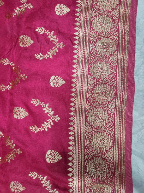 Magenta_Woven_Zari_Saree_For_Women