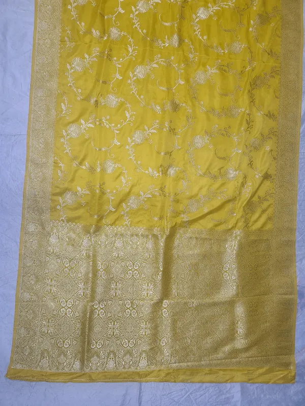 Yellow_Silk_Floral_Zari_Saree_for_Women