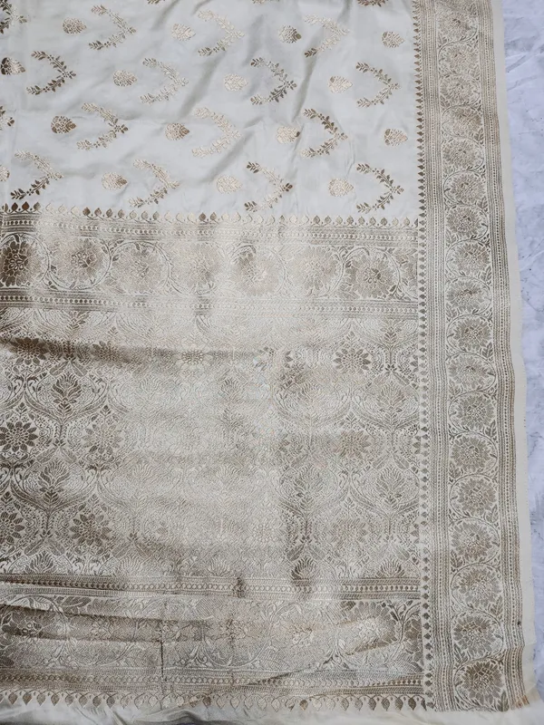 Cream_Floral_Border_Saree_For_Women