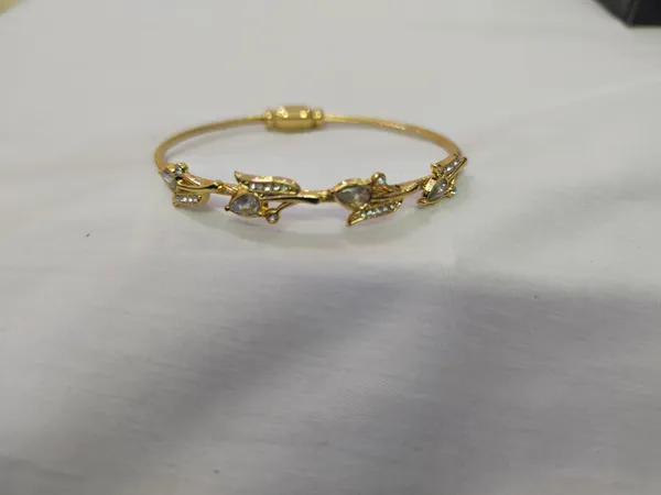 Gold_Stainless_Steel_Floral_Bracelet_For_Women