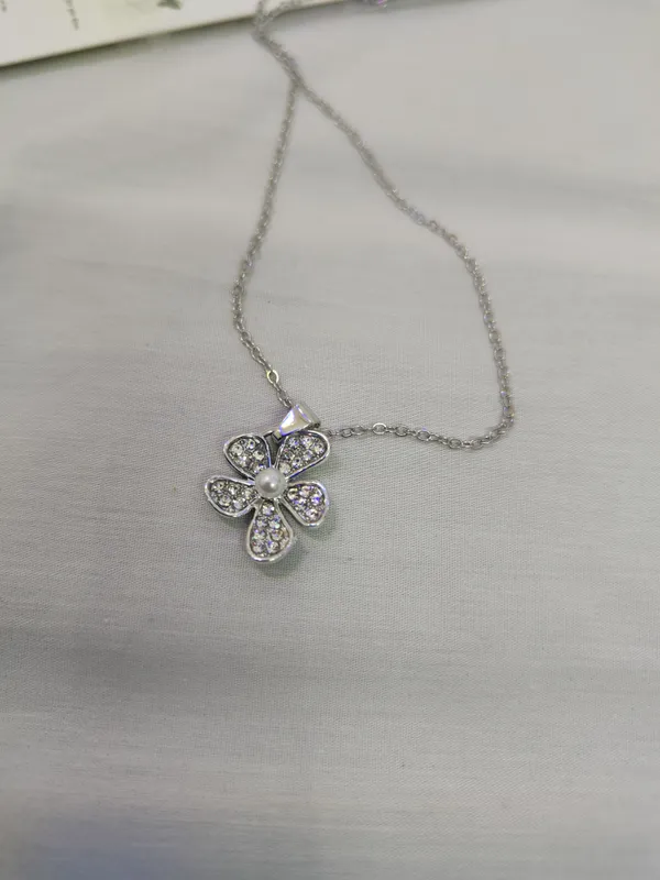 Silver-Tone_Floral_Pearl_Pendant_Necklace_for_Women