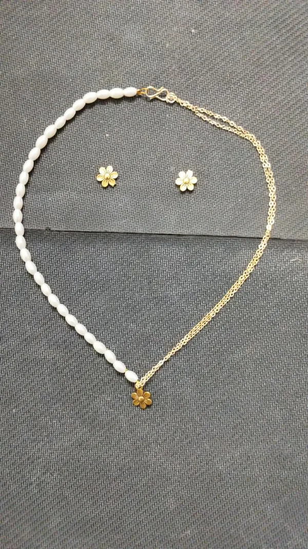 Gold_Tone_Pearl_Flower_Necklace_And_Earrings_Set
