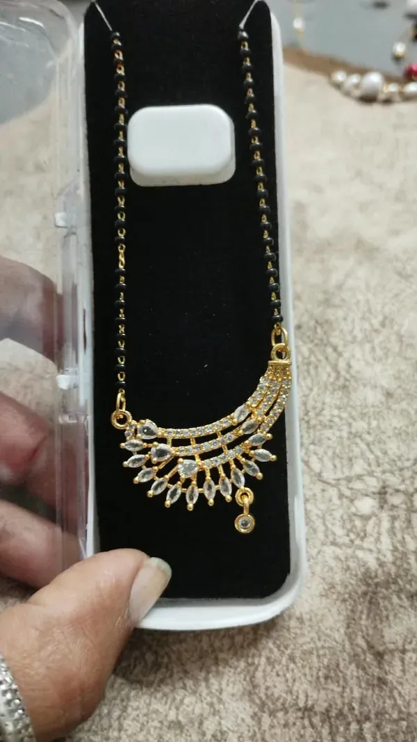Golden_Diamond_With_Pearls_Mangalsutra_For_Women