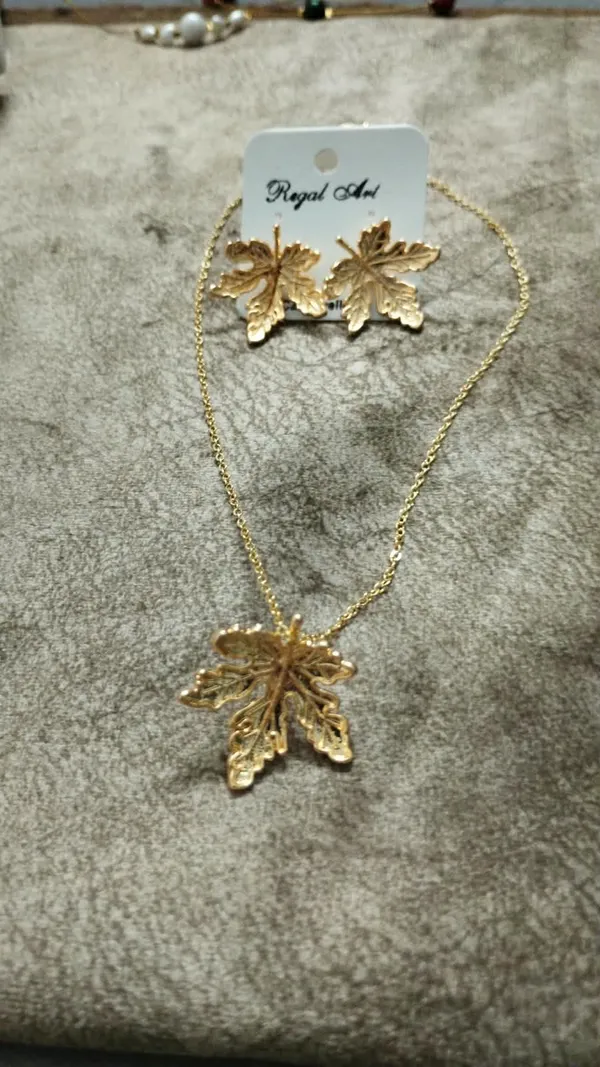 Gold-Tone_Leaf_Pendant_Necklace_And_Earrings_Set_for_Women