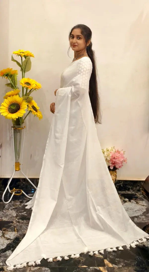 White_Masrise_Cotton_Plain_Tassel_Border_Saree_For_Women