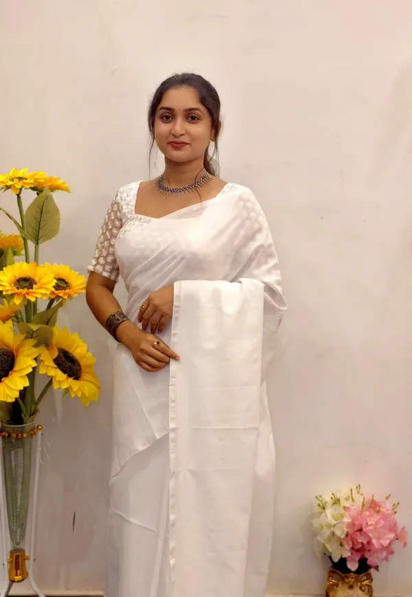 White_Masrise_Cotton_Plain_Tassel_Border_Saree_For_Women