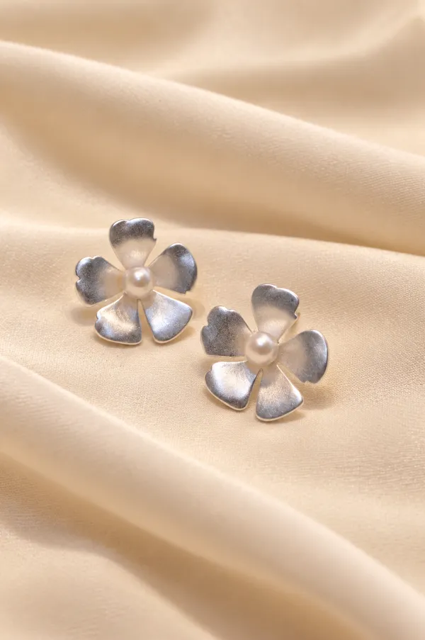 925_Silver_Elegant_White_Pearl_Floral_Stud_Earrings_For_Women