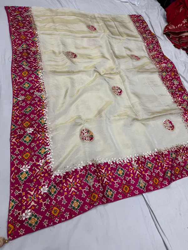 Cream_Embellished_Ethnic_Saree_for_Women