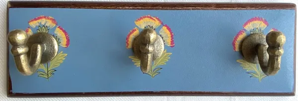 Handpainted_Antique_Look_Wooden_Wall_Hanger_With_3_Hooks_Rustic_Blue