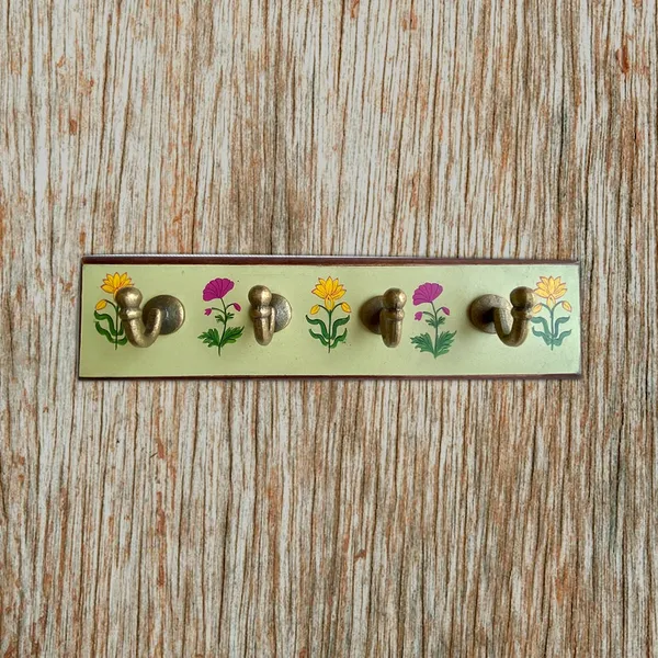 Handpainted_Antique_Look_Wooden_Wall_Hanger_With_4_Hooks_Pale_Green
