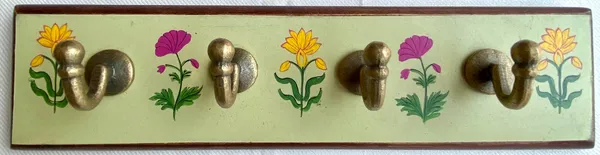Handpainted_Antique_Look_Wooden_Wall_Hanger_With_4_Hooks_Pale_Green