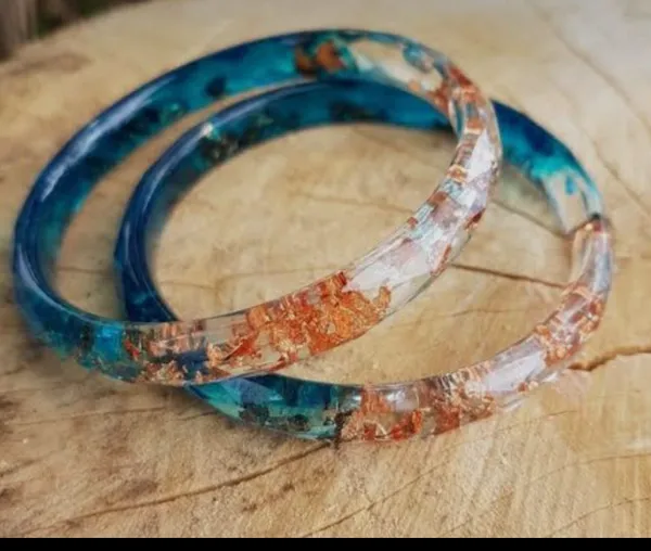 Blue_And_Clear_Embedded_Design_Bangles_for_Women