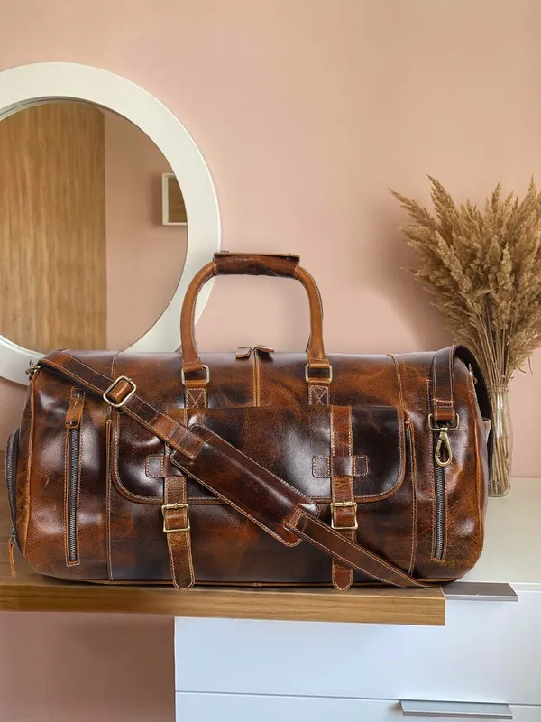Brown_Leather_Travel_Duffel_Bag_for_Travellers