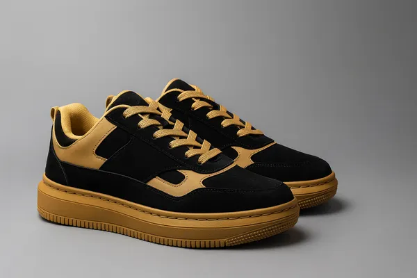 Voolio_Royale_Noir_Black_Gold_Luxe_Sneaker