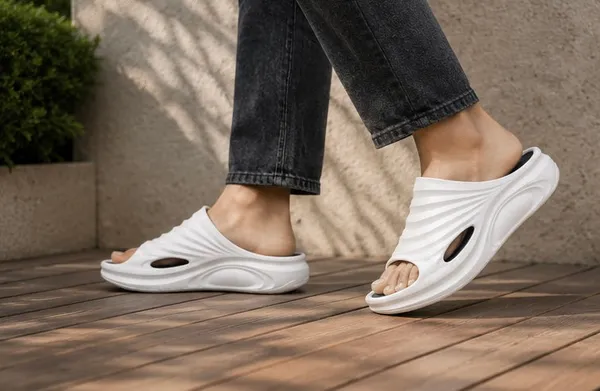 Voolio_Aeroflow_Sculpt_Slides_White_Black_Edition_Ultra_Soft_Comfort_Luxury_Sliders_Lightweight_Designer_Slides