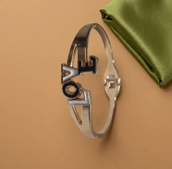 Metal_Love_Charm_Bracelet_For_Women