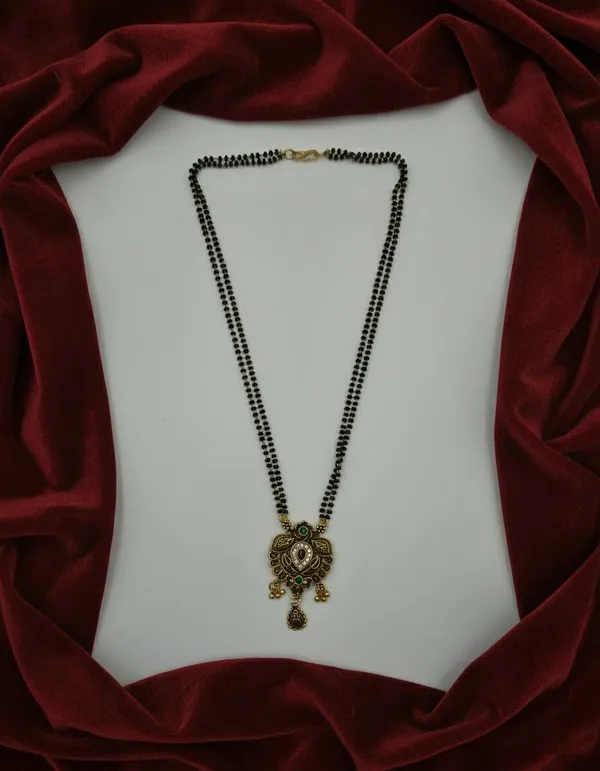 Black_Beaded_Traditional_Mangalsutra_Necklace_for_Women