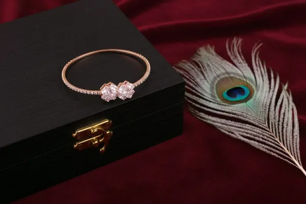 Rose_Gold_Crystal_Embellished_Bangle_for_Women