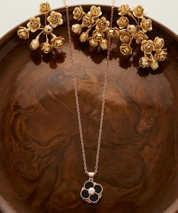 Rose_Gold_Black_Clover_Pendant_Necklace_for_Women