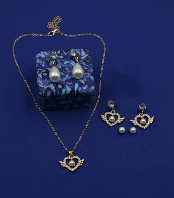 Gold_Tone_Pearl_Heart_Necklace_And_Earrings_Set