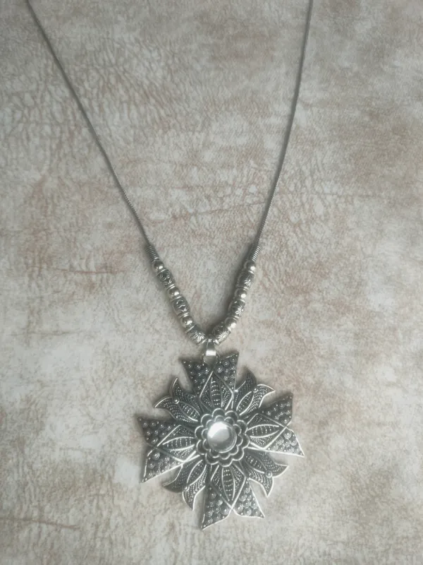 Silver_Tone_Floral_Pendant_Necklace_For_Women