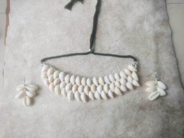 White_Shell_Statement_Necklace_And_Earrings_Set_For_Women