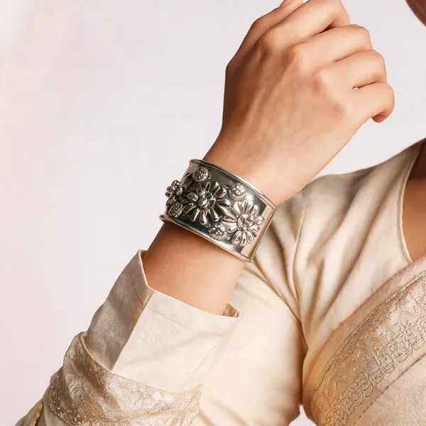 Silver_Metal_Floral_Embossed_Bangle_Bracelet_For_Women