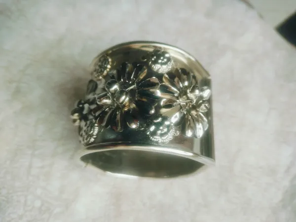 Silver_Metal_Floral_Embossed_Bangle_Bracelet_For_Women