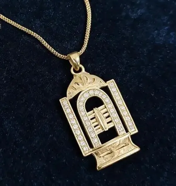 Gold_Tone_Alloy_With_Fine_Quality_Gold_Plating_And_Ad_Work_Pendant_Set_For_Men