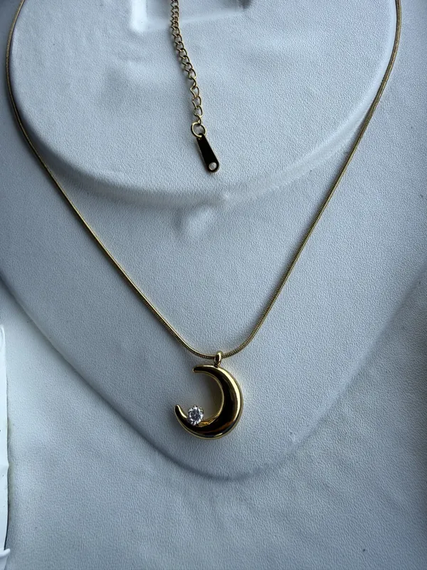 Gold_Stainless_Steel_Crescent_Moon_Pendant_Necklace_For_Women