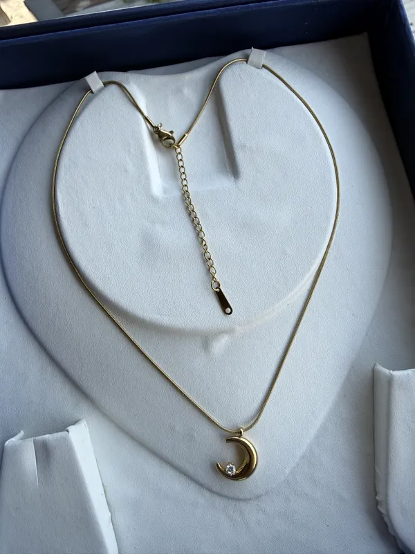 Gold_Stainless_Steel_Crescent_Moon_Pendant_Necklace_For_Women