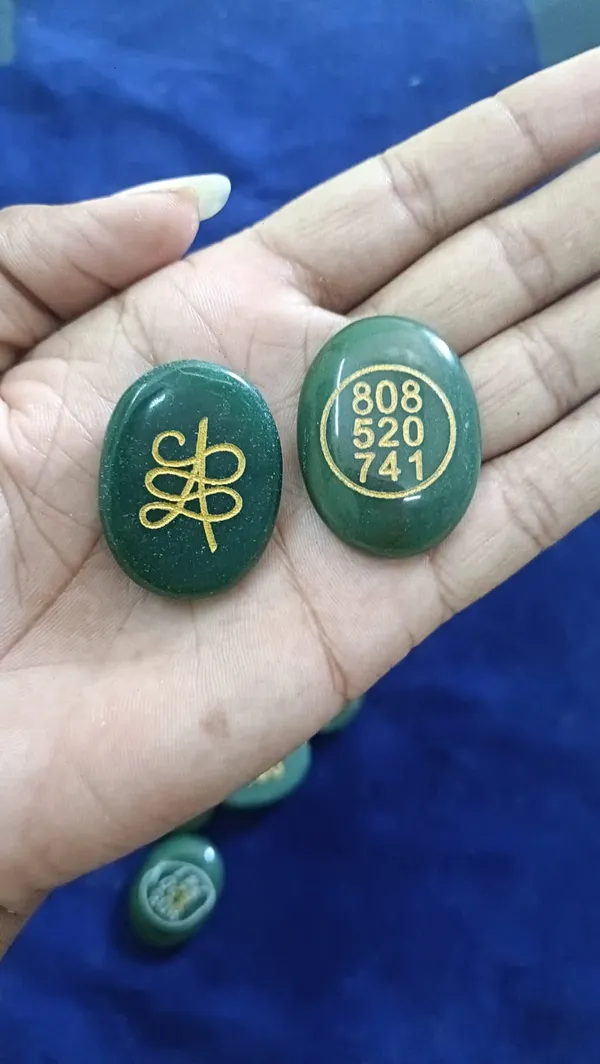 Green_Engraved_Oval_Palm_Stone