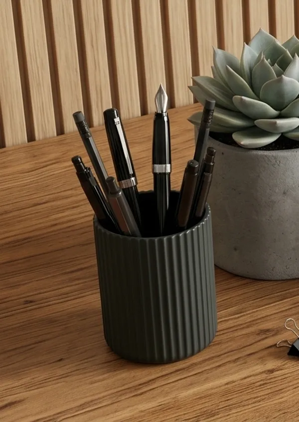 Unique_simple_pen_stand