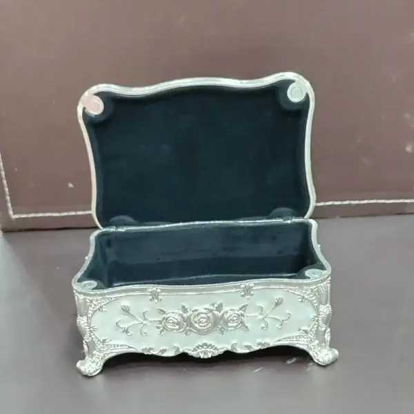New_Model_White_Ginni_Box_4_3_2