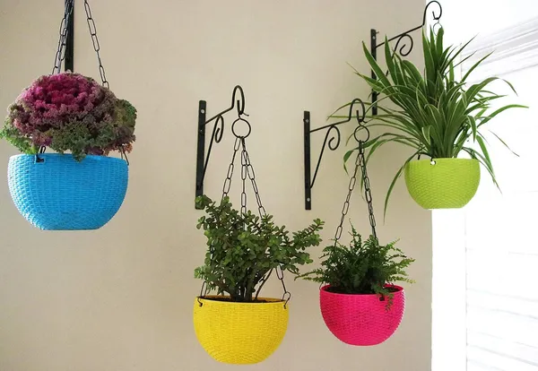 VIDA_DE_JARDIN_Hanging_Plant_Baskets_Set_of_5_–_Colorful_Plastic_Hanging_Pots_with_Chains,_Decorative_Planters_for_Balcony,_Home,_Terrace_&_Garden