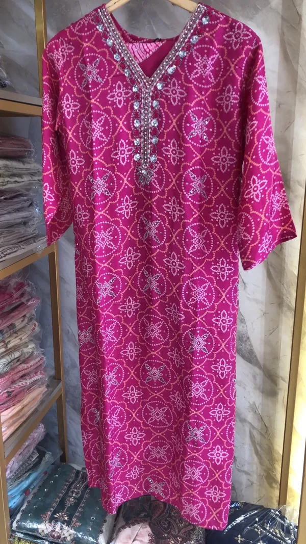 Magenta_Muslin_Bandhej_Print_Embroidered_Kurta_Pant_Set_For_Women
