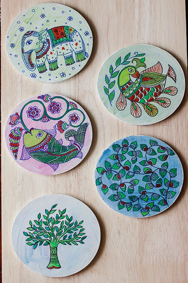 Madhubani_Motifs_Hand-painted_On_Wood_Round_Coasters