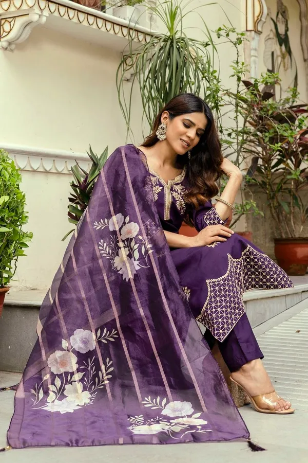 Purple_Viscose_Chanderi_Embroidered_Kurti_Pant_Set_With_Jacquard_Organza_Dupatta