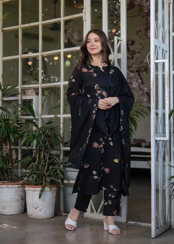 Black_French_Crepe_Elegant_Kurta_Pant_Set_With_Print