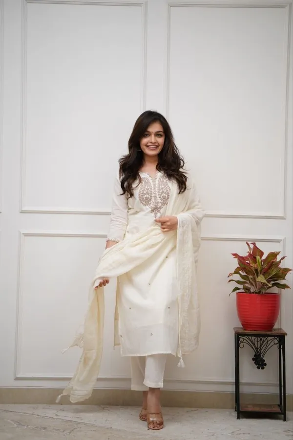 Off_White_Color_V_Neck_Embroidered_Chanderi_Kurta_With_Palazzo_And_Dupatta_Set