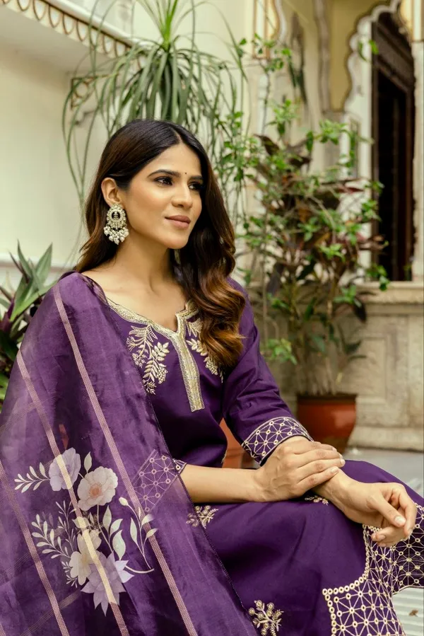 Purple_Viscose_Chanderi_Embroidered_Kurti_Pant_Set_With_Jacquard_Organza_Dupatta