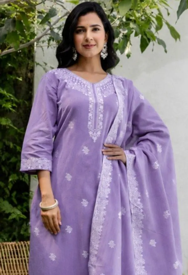Ethnic_Motifs_Embroidered_Regular_Thread_Work_Kurta_With_Trousers_And_With_Dupatta