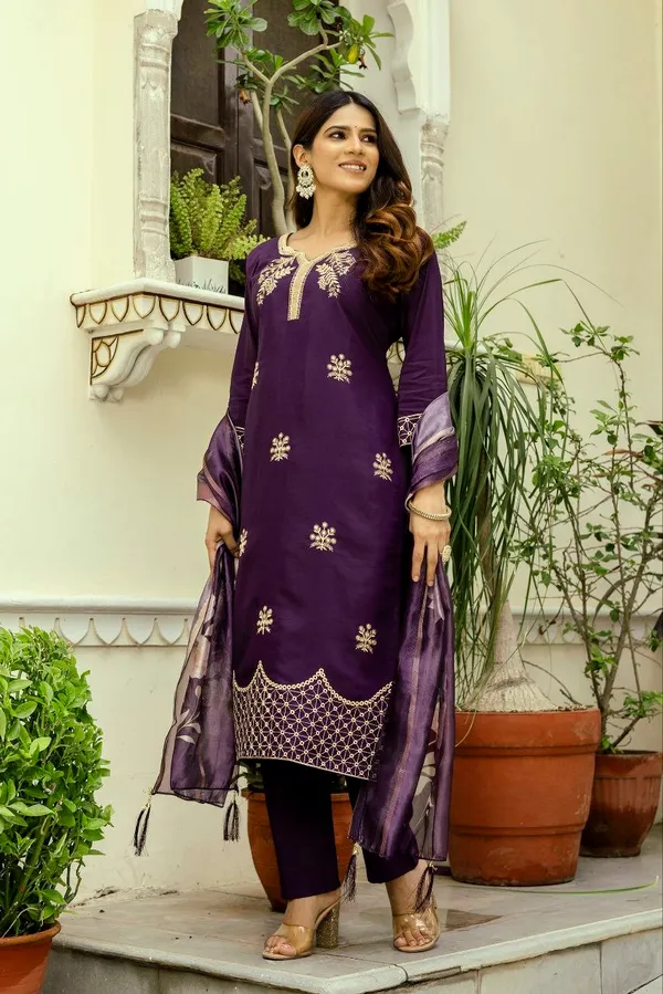 Purple_Viscose_Chanderi_Embroidered_Kurti_Pant_Set_With_Jacquard_Organza_Dupatta