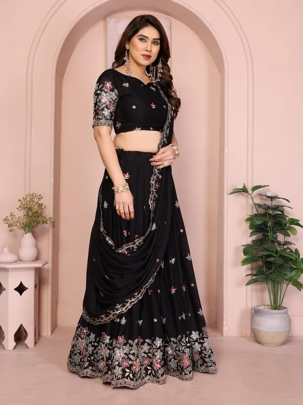 Womens_Star_Georgette_Traditional_Motif_Semi_Stitched_Lehenga_Choli_With_Cnotrance_Dupatta_Set_(Black)