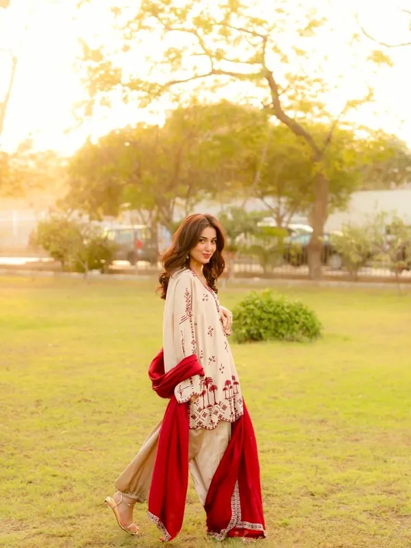 Beige_Roman_Silk_Thread_Work_Salwar_Suit