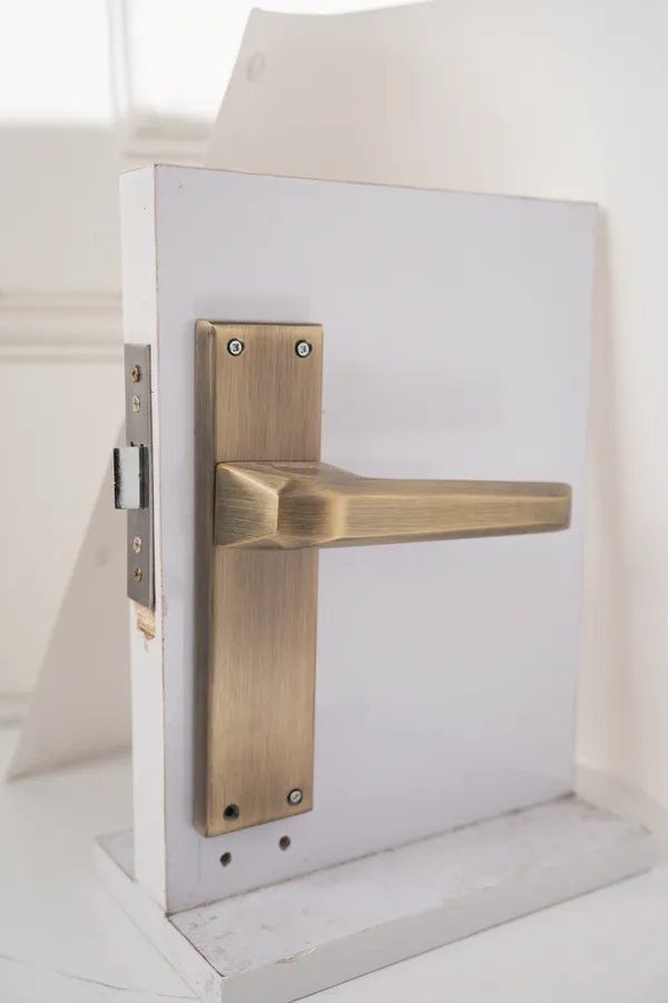 Brown_White_Metal_Modern_Bronze_Finish_Lever_Door_Handle_Lock_Set
