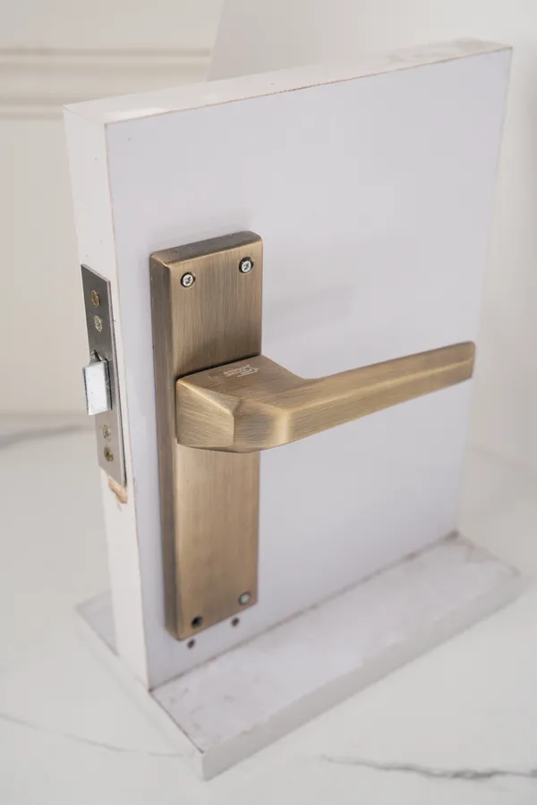 Brown_White_Metal_Modern_Bronze_Finish_Lever_Door_Handle_Lock_Set