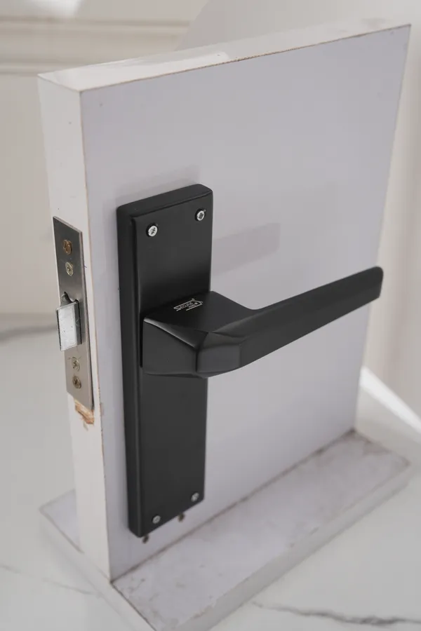Black_White_Metal_Modern_Lever_Door_Handle_Lock_Set