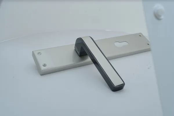 Silver_And_Black_White_Metal_Modern_White_Lever_Door_Handle_Set